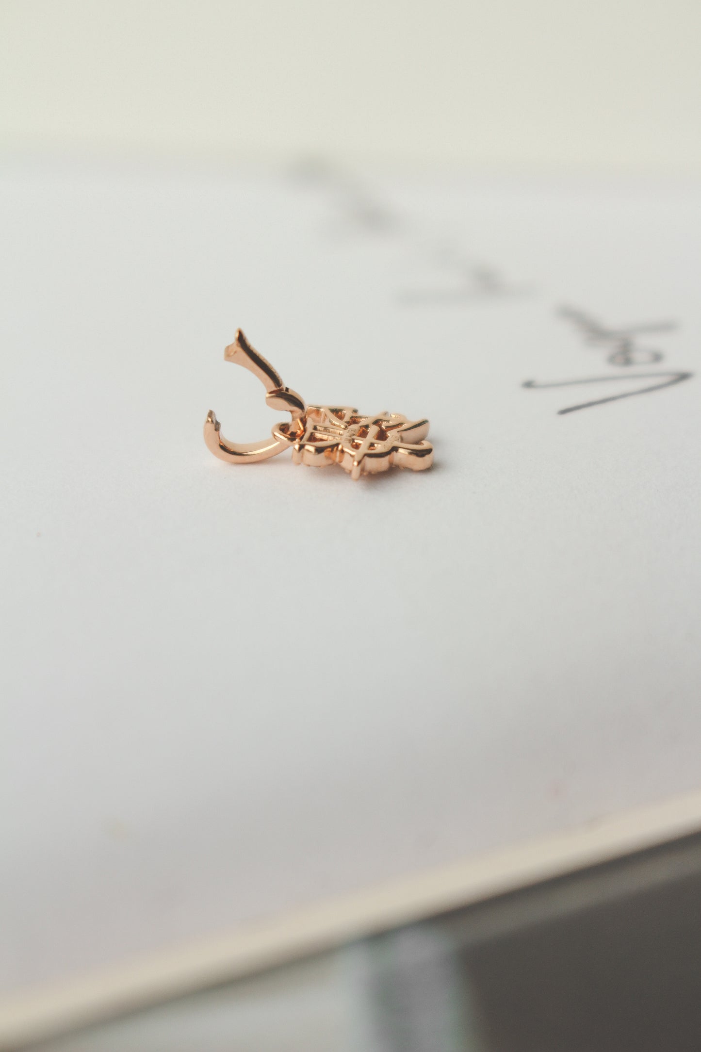 The Gold Mini 字 Pendant with Tiny Diamond