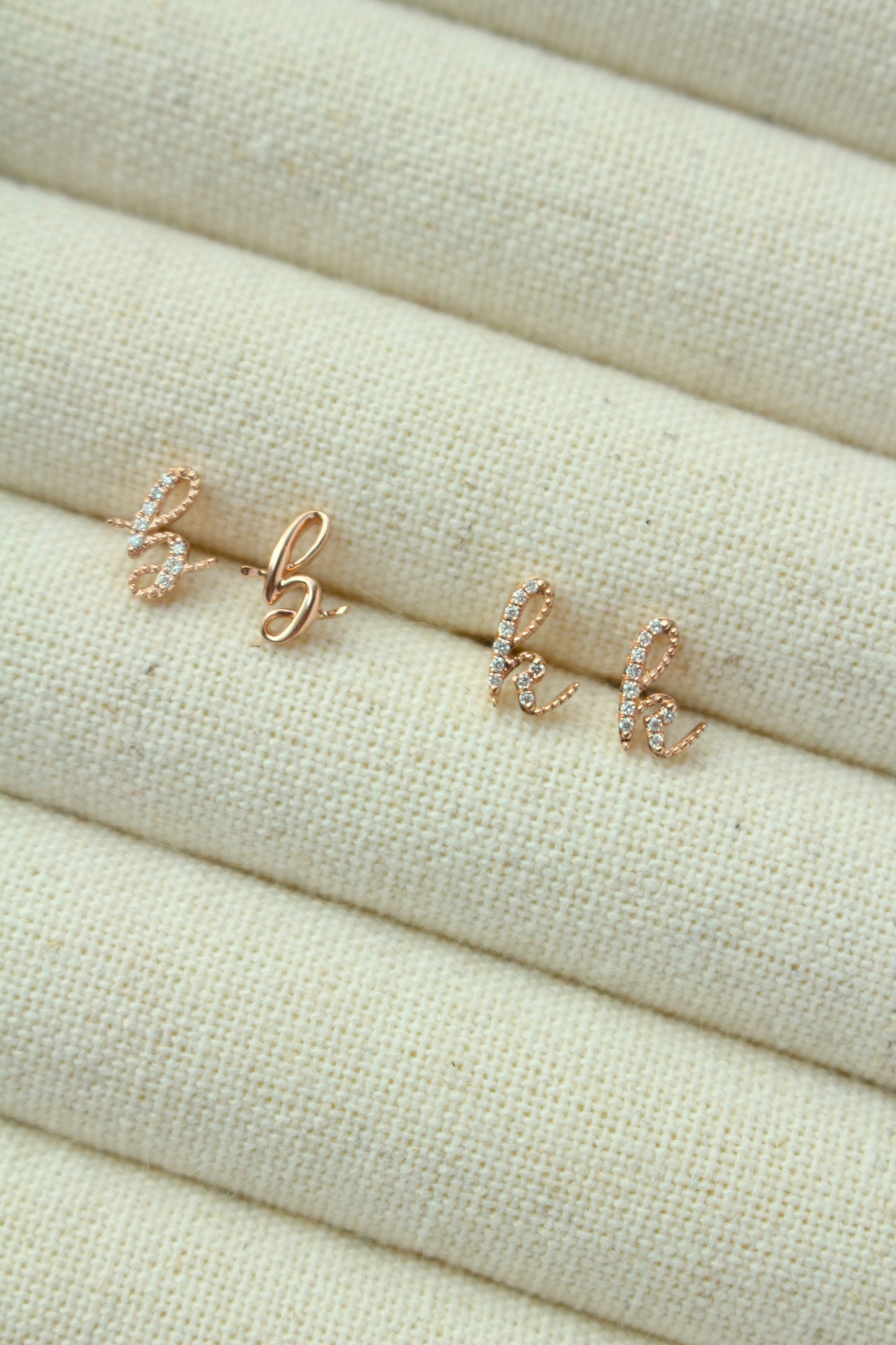 Avery 纯金小写字母耳环