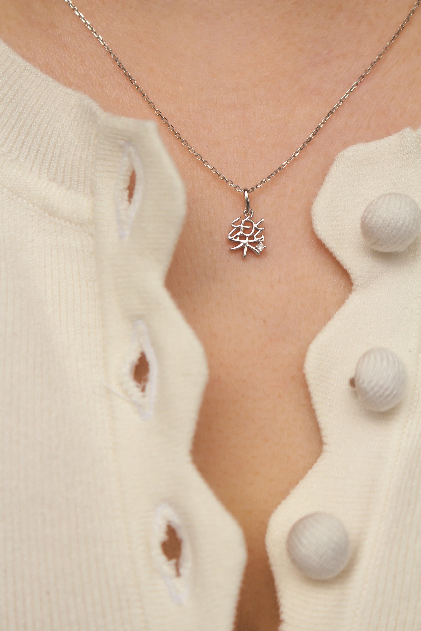 The Gold Mini 字 Pendant with Tiny Diamond