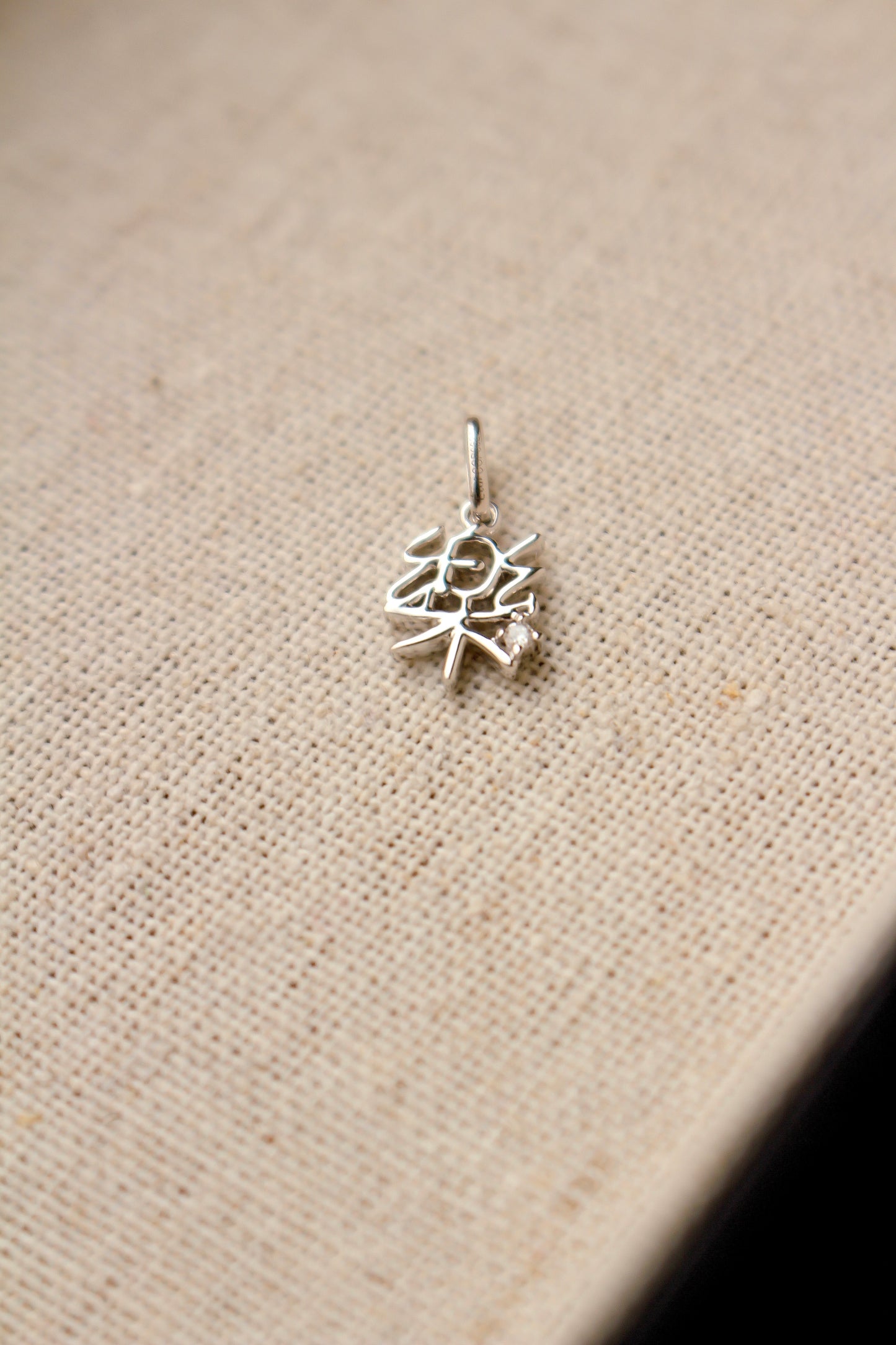 The Gold Mini 字 Pendant with Tiny Diamond