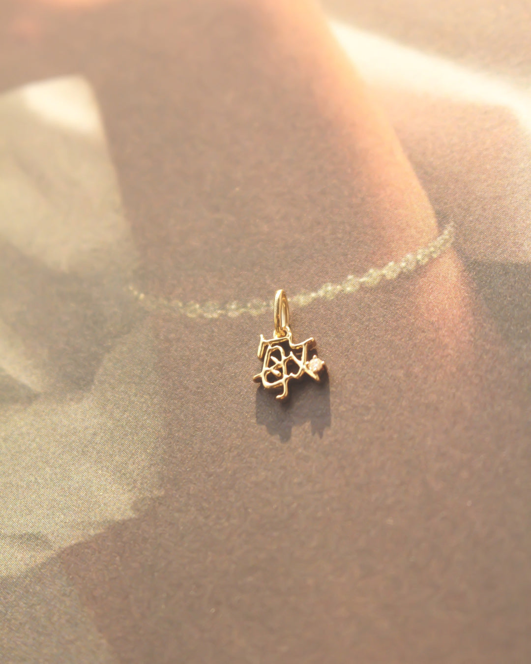 The Gold Mini 字 Pendant with Tiny Diamond