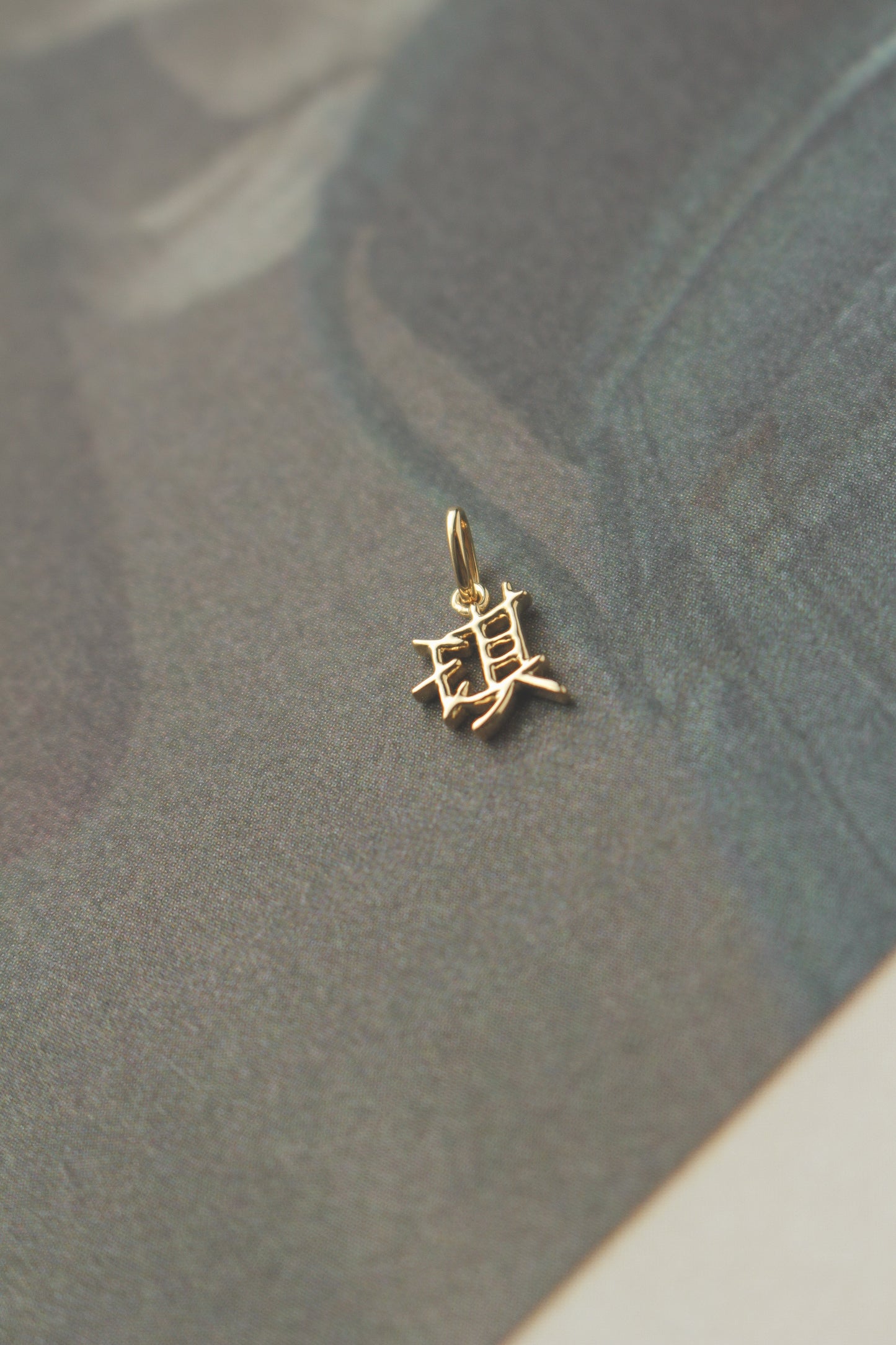 The Gold Mini 字 Pendant