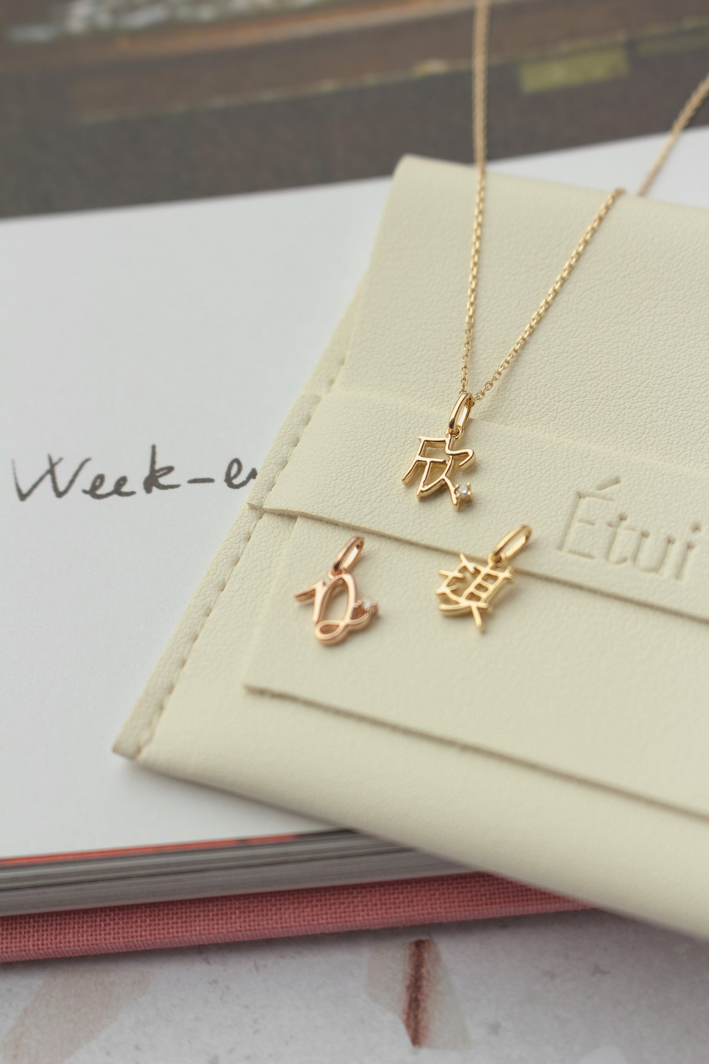 The Gold Mini 字 Pendant with Tiny Diamond