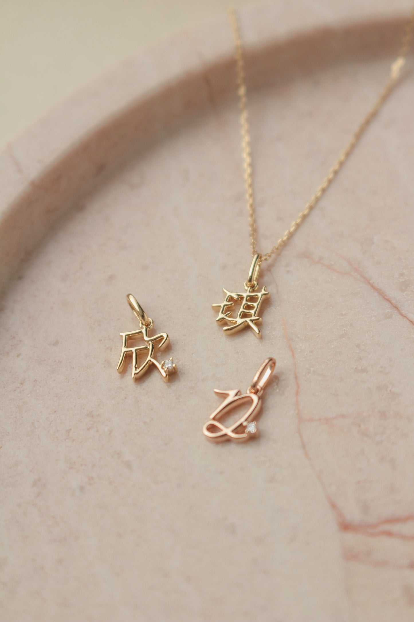 The Gold Mini 字 Pendant with Tiny Diamond