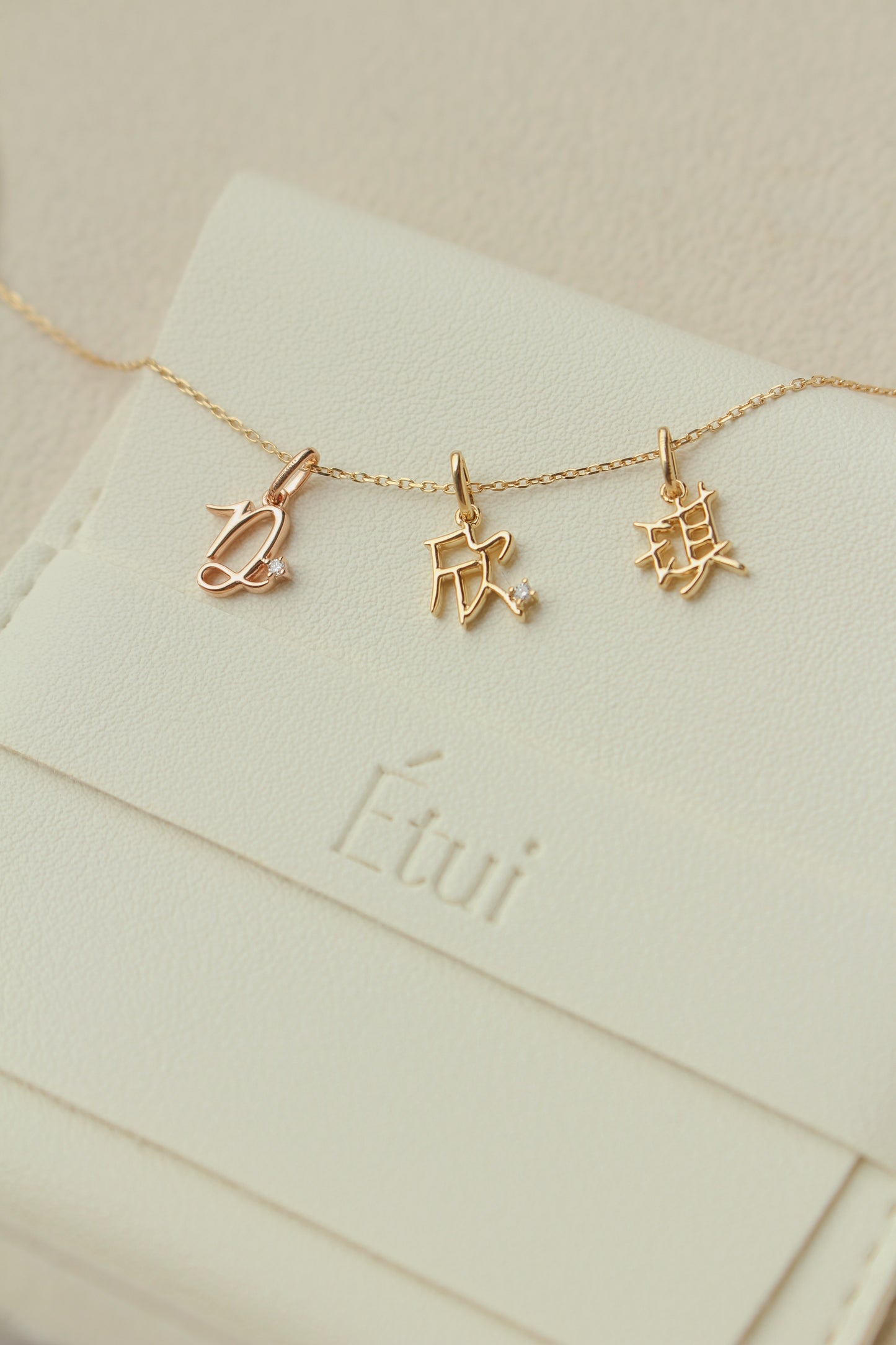 The Gold Mini 字 Pendant with Tiny Diamond