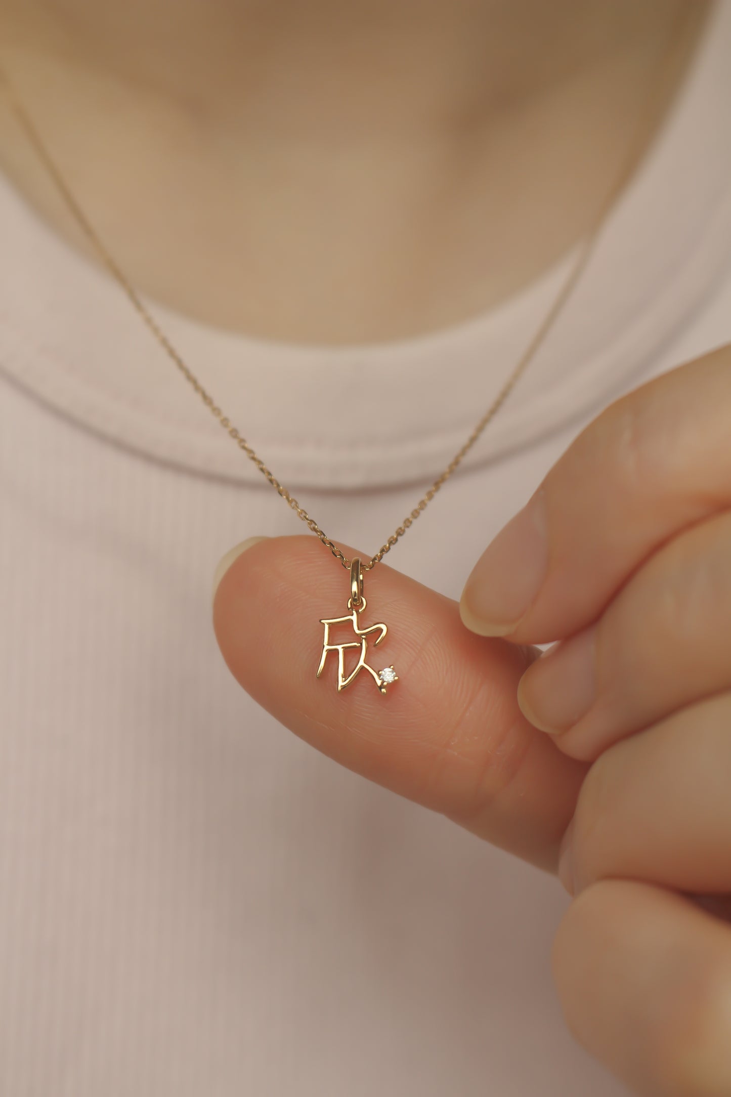 The Gold Mini 字 Pendant with Tiny Diamond