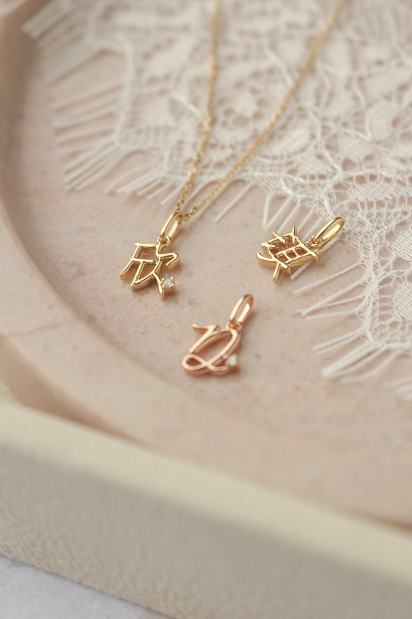 The Gold Mini 字 Pendant with Tiny Diamond