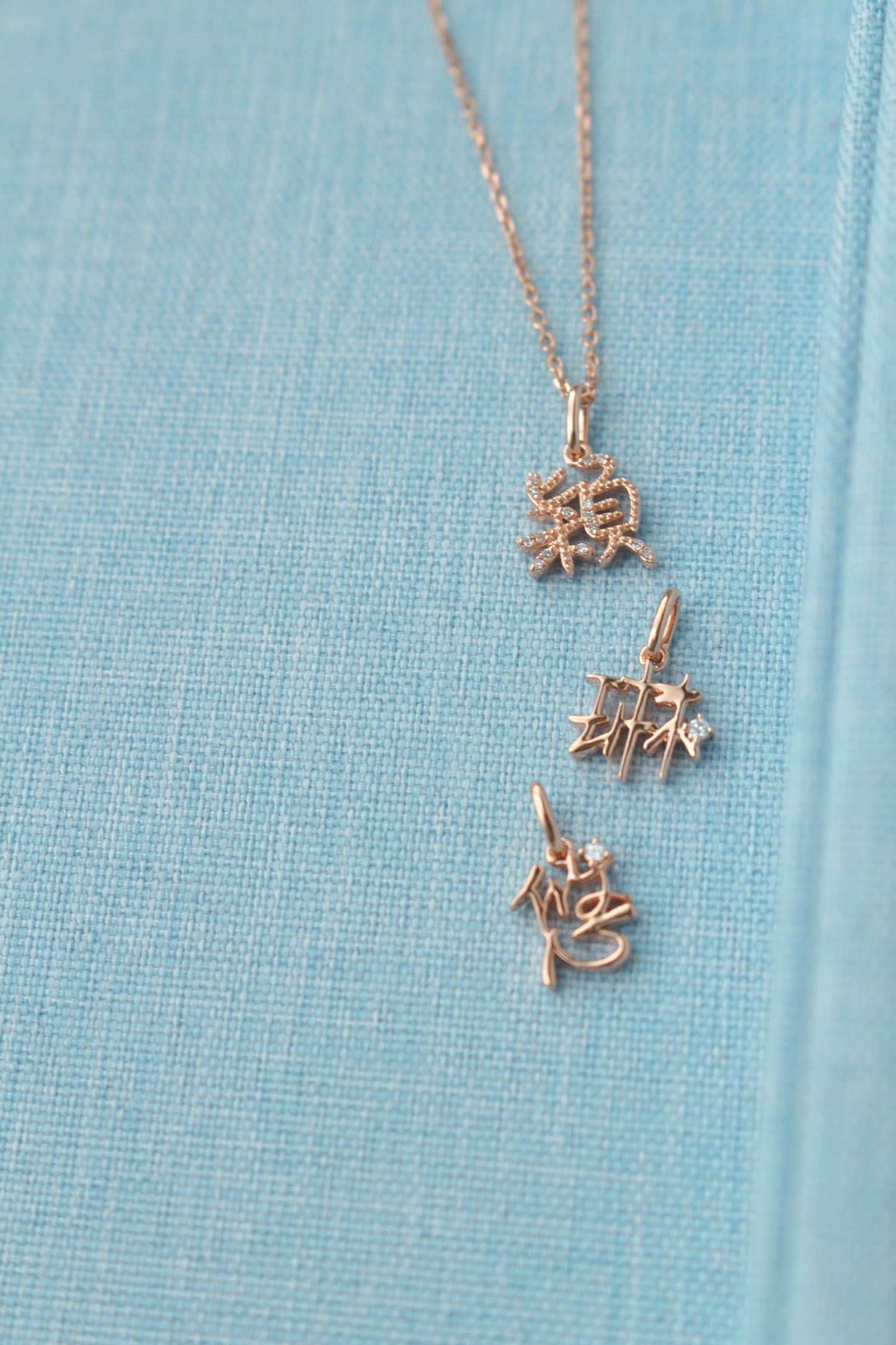 The Gold Mini 字 Pendant with Tiny Diamond