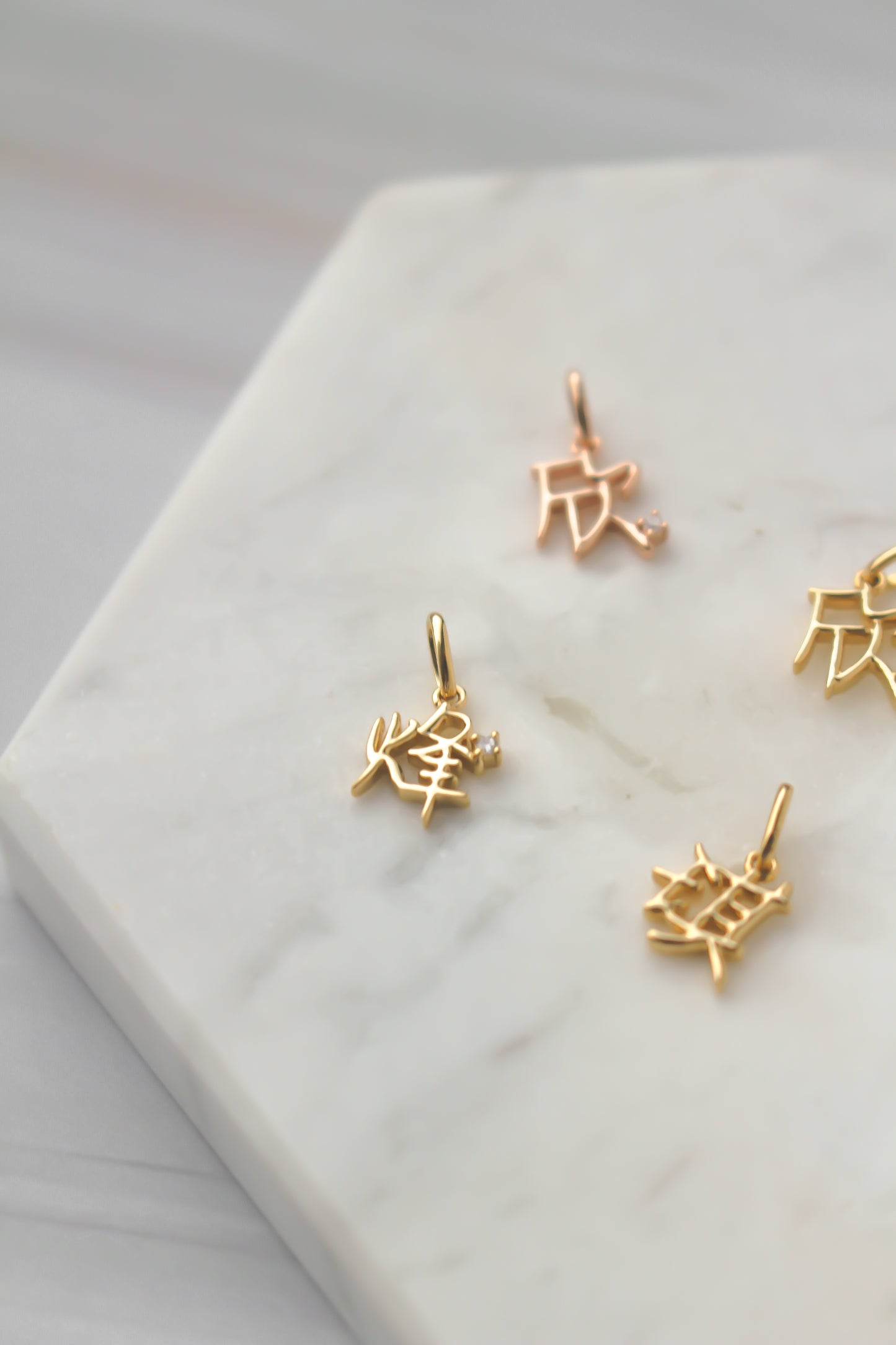 The Gold Mini 字 Pendant with Tiny Diamond