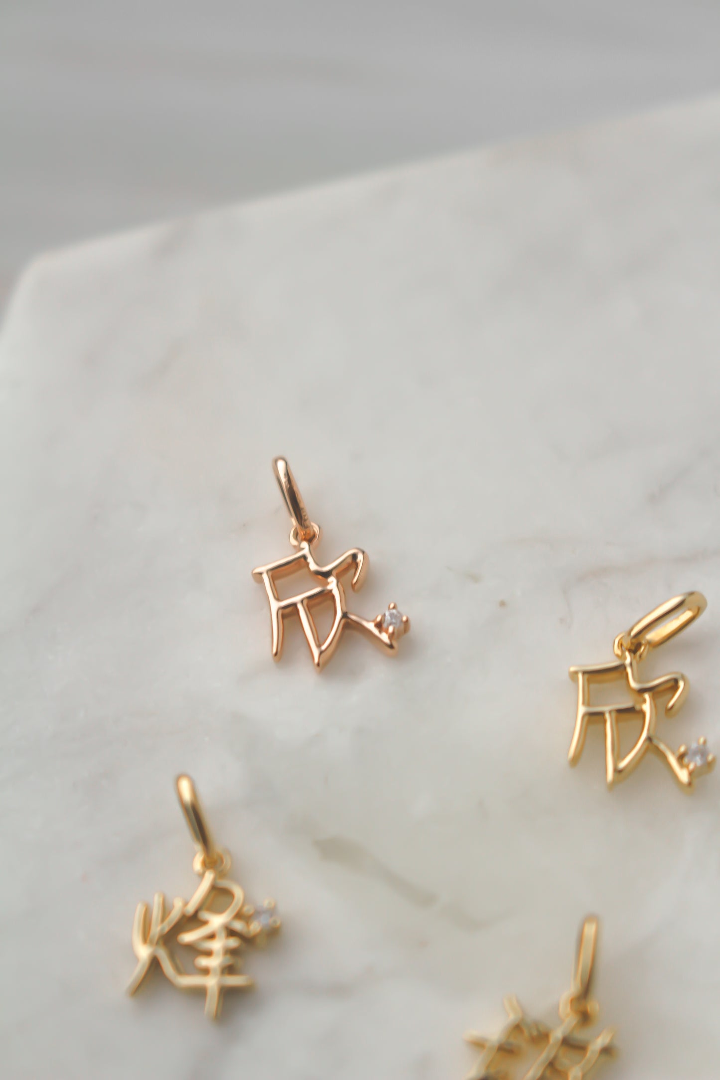 The Gold Mini 字 Pendant with Tiny Diamond