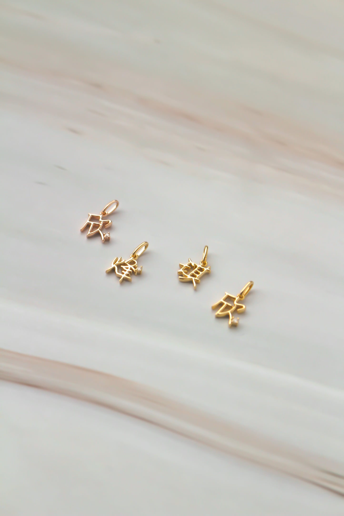 The Gold Mini 字 Pendant with Tiny Diamond