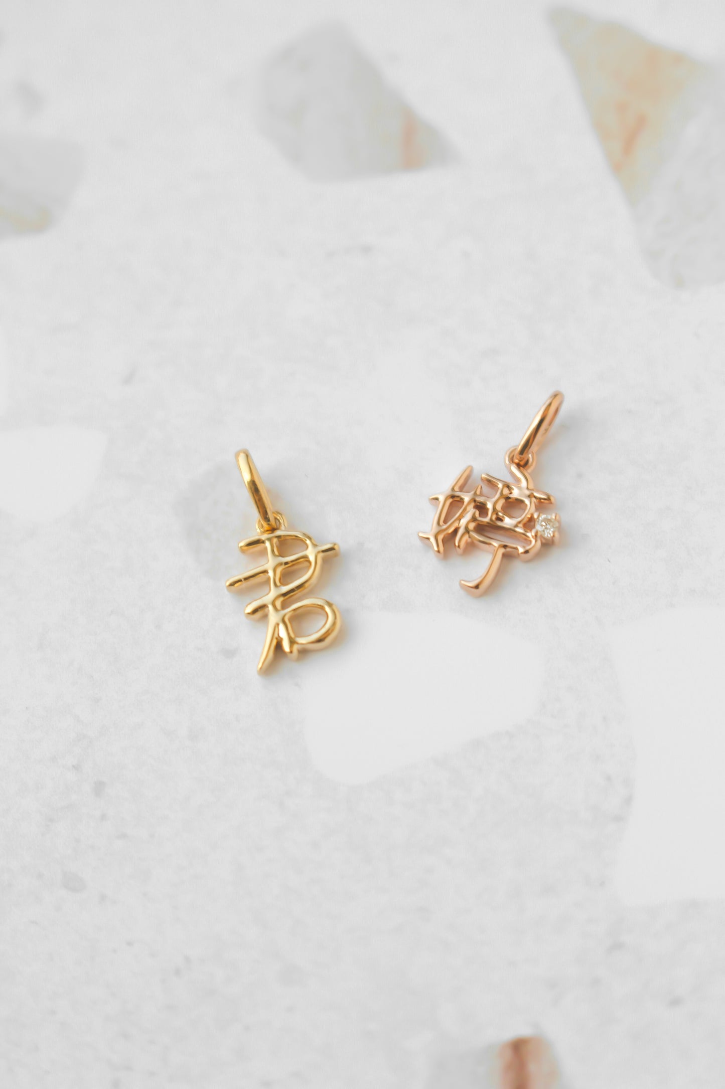 The Gold Mini 字 Pendant with Tiny Diamond
