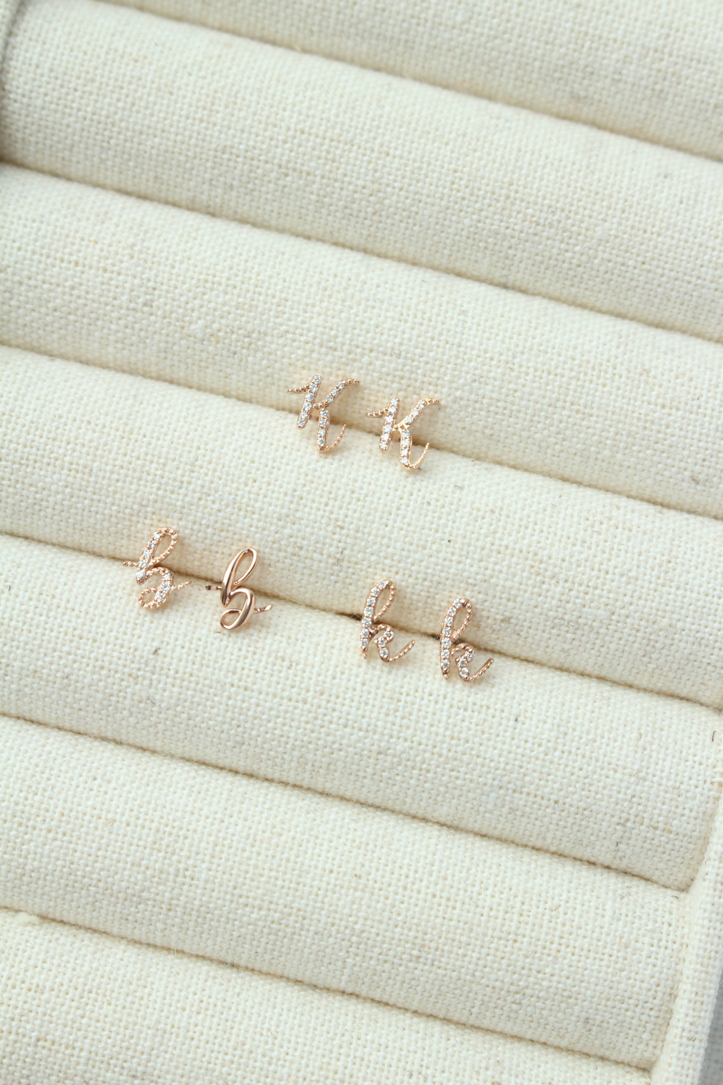 Avery 纯金小写字母耳环