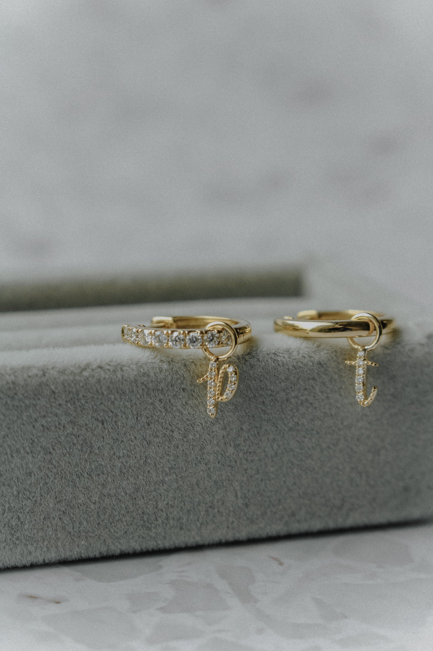 Étui Charm Huggie - The Audrey Diamond Initial Charm
