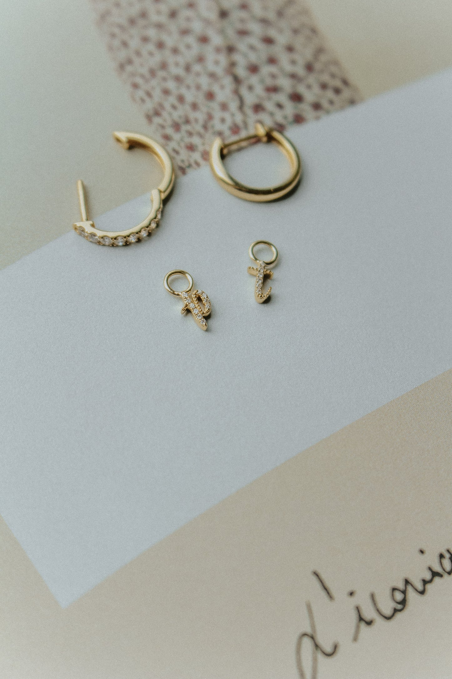 Étui Charm Huggie - The Audrey Diamond Initial Charm