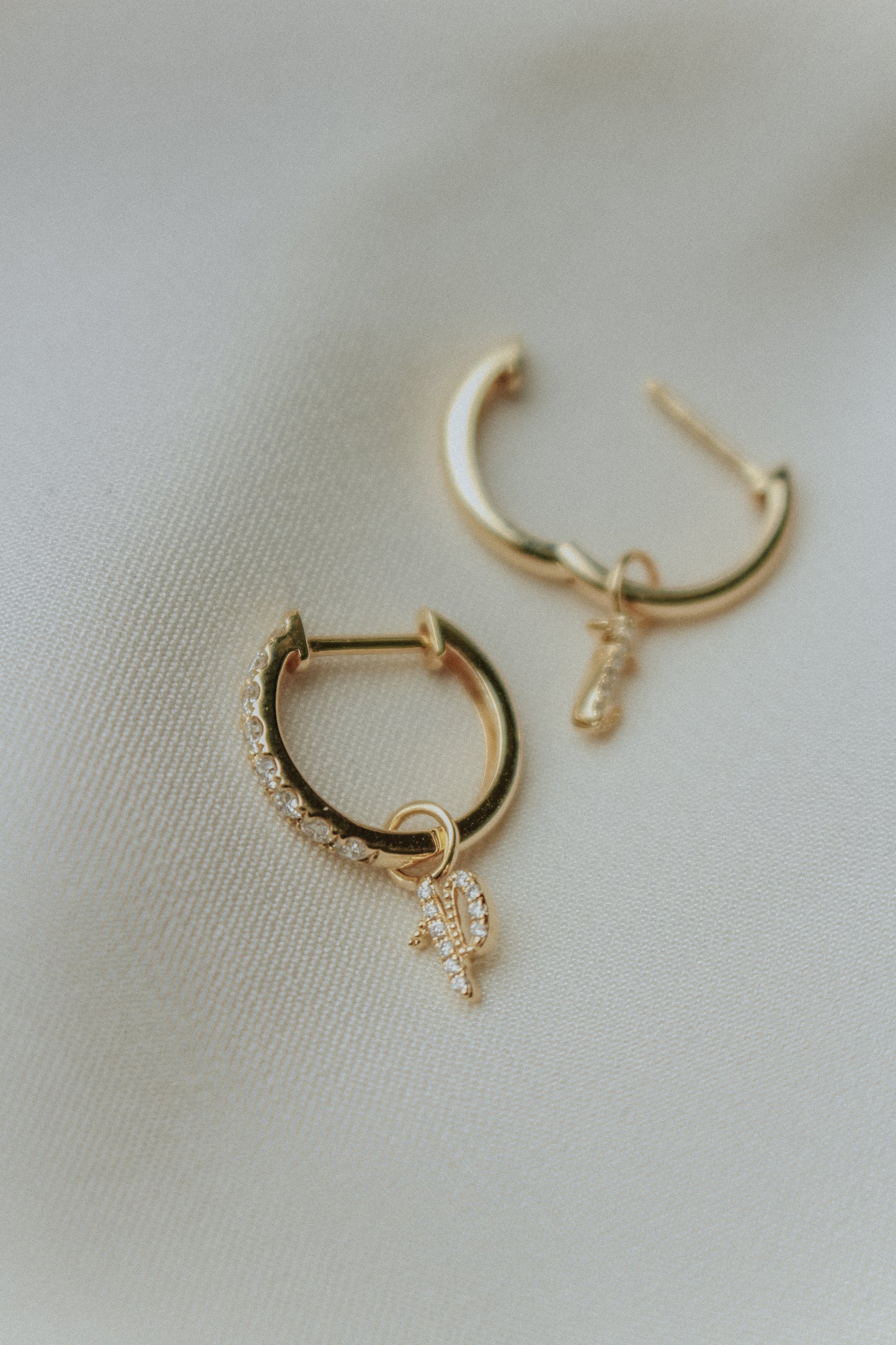 Étui Charm Huggie - The Audrey Diamond Initial Charm