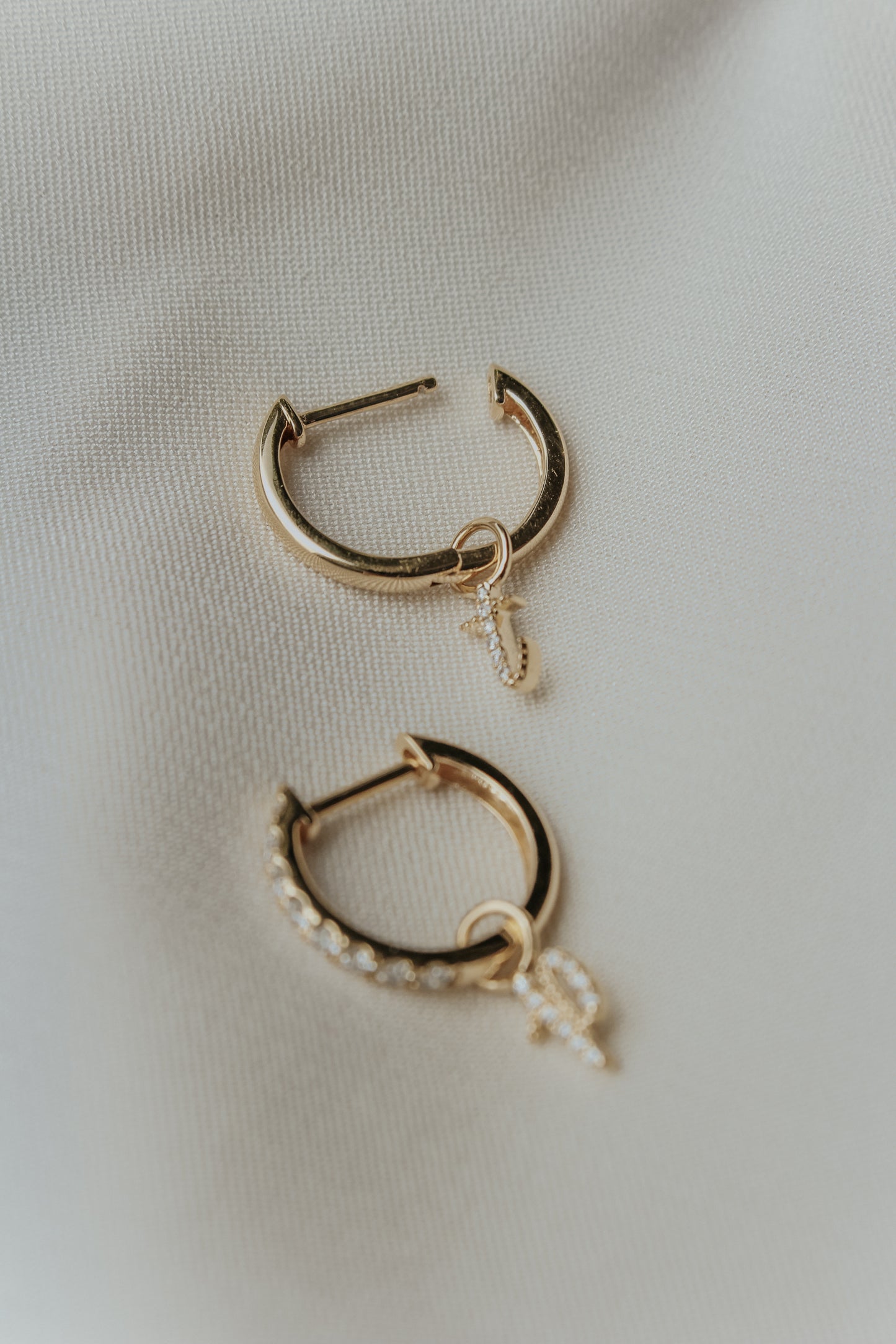 Étui Charm Huggie - The Avery Diamond Initial Charm