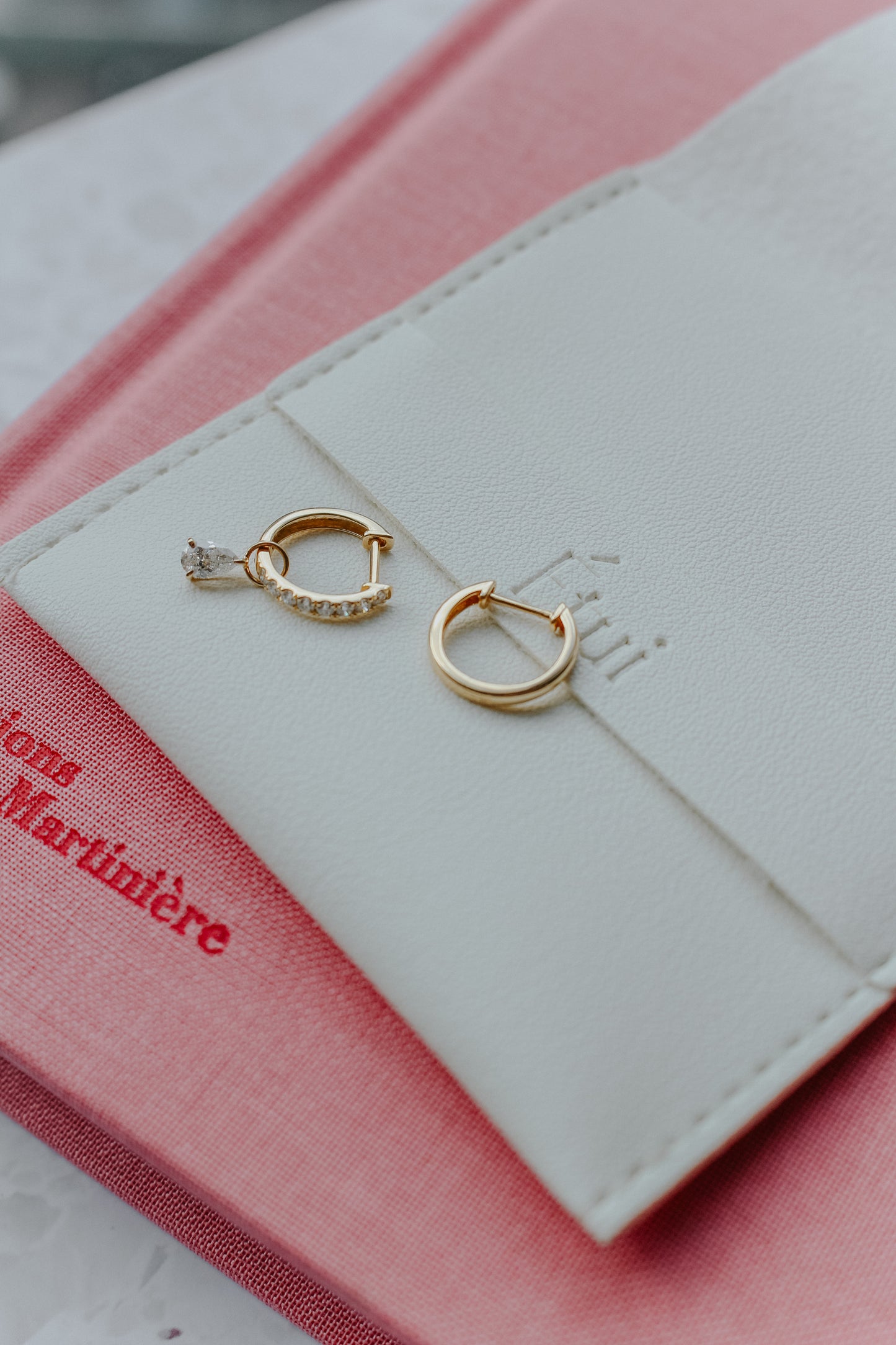 Étui Charm Huggie - The Tear Drop Diamond Charm