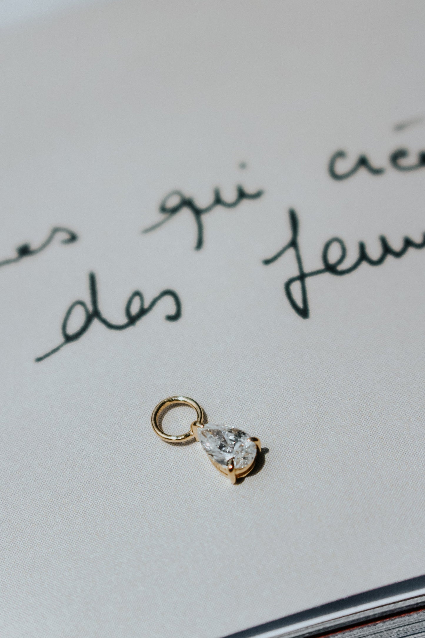 Étui Charm Huggie - The Tear Drop Diamond Charm