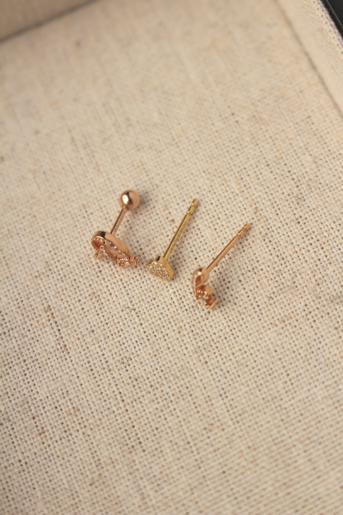 Audrey钻石大写字母耳环