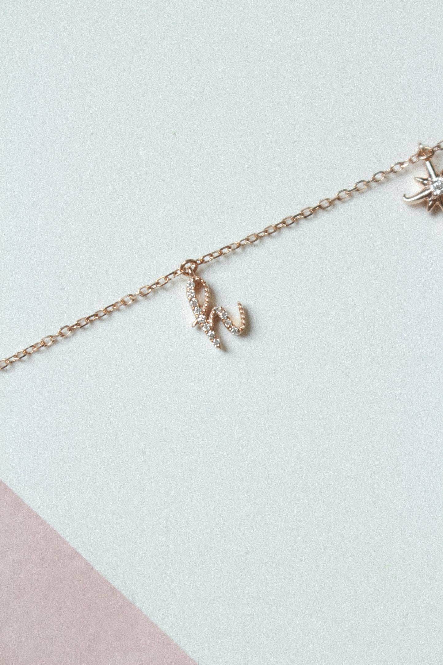 Étui Charms Necklace - The Avery Diamond Mini Initial Charm